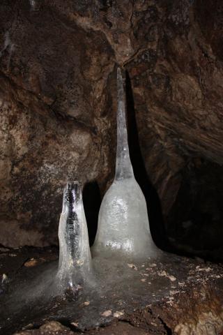 Bezmenná jaskyňa - ľadový výzdoba v zime